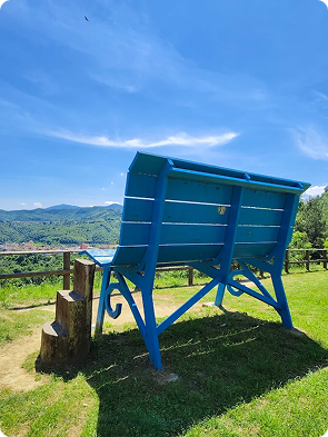 Big Bench panoramica nelle Langhe, vicino a Sant'Anna Cairo Montenotte Big Bench panoramica nelle Langhe, vicino a Sant'Anna Cairo Montenotte