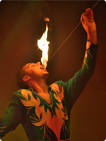 Performer di fuoco durante lo spettacolo di Cairo Medievale